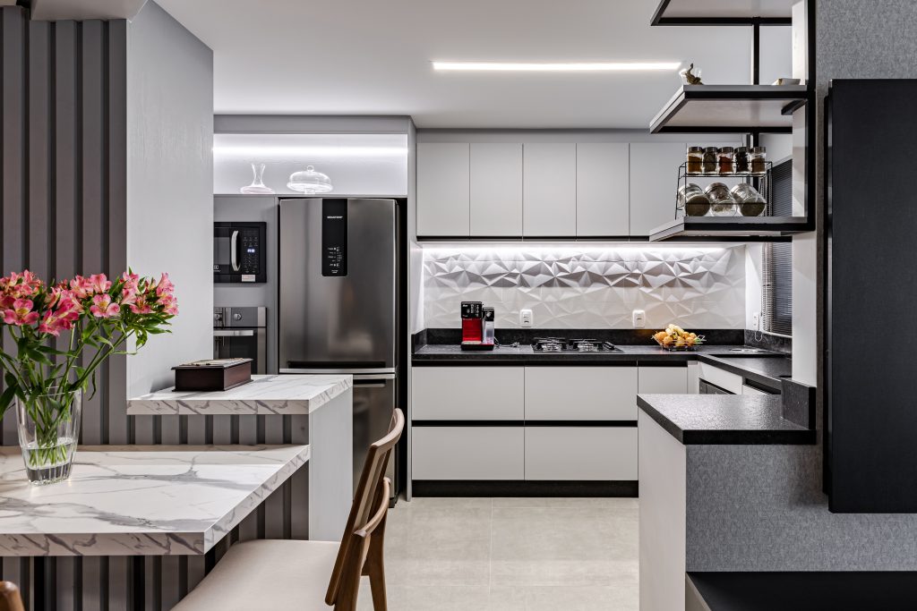 Minimalismo Inteligente: Cozinha Pequena Planejada Clean e Funcional - detalhe