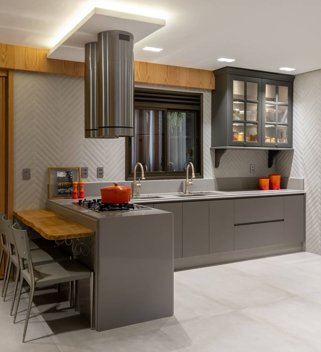 Cozinha Planejada Pequena e Sustentável com Madeira de Demolição - ideia