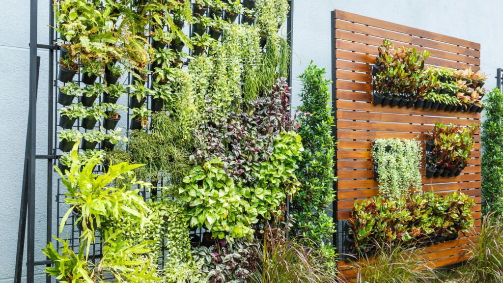 Jardins Verticais de Pallet: Natureza que Abraça as Paredes - inspiração