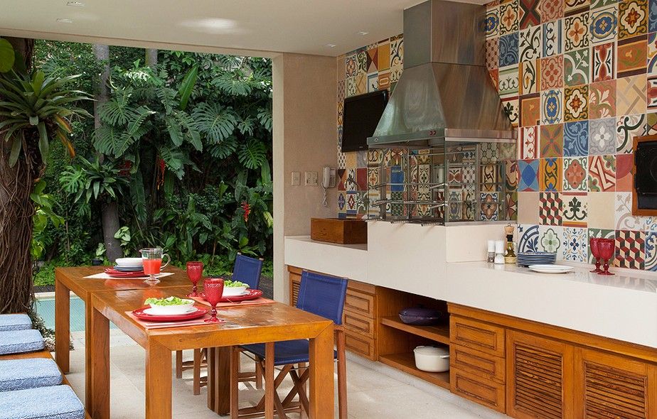 Explosão de Cores: Área de Churrasco Vibrante com Azulejos Decorativos - ideia