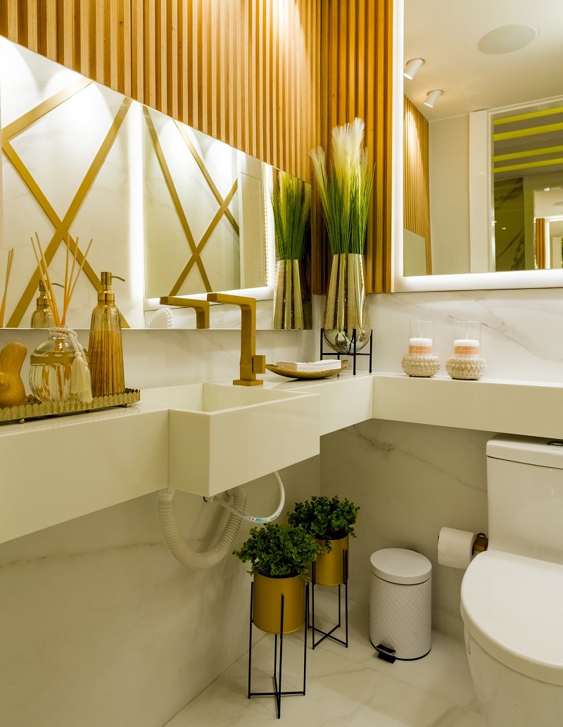 Banheiro Romântico com Detalhes em Renda e Luzes Amarelas - inspiração