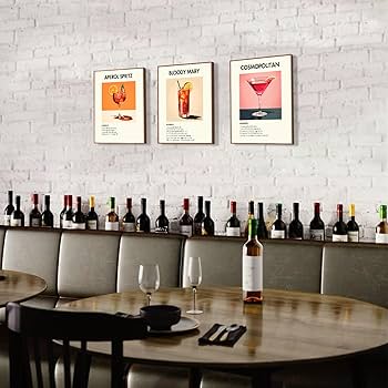 Elegância Retrô: Bar Decorado com Pôsteres Vintage e Cores Vibrantes - ideia