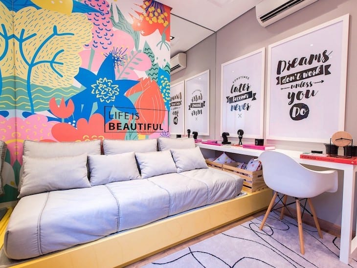 Quarto Minimalista com Cama no Chão e Cobre Leito Artesanal - inspiração