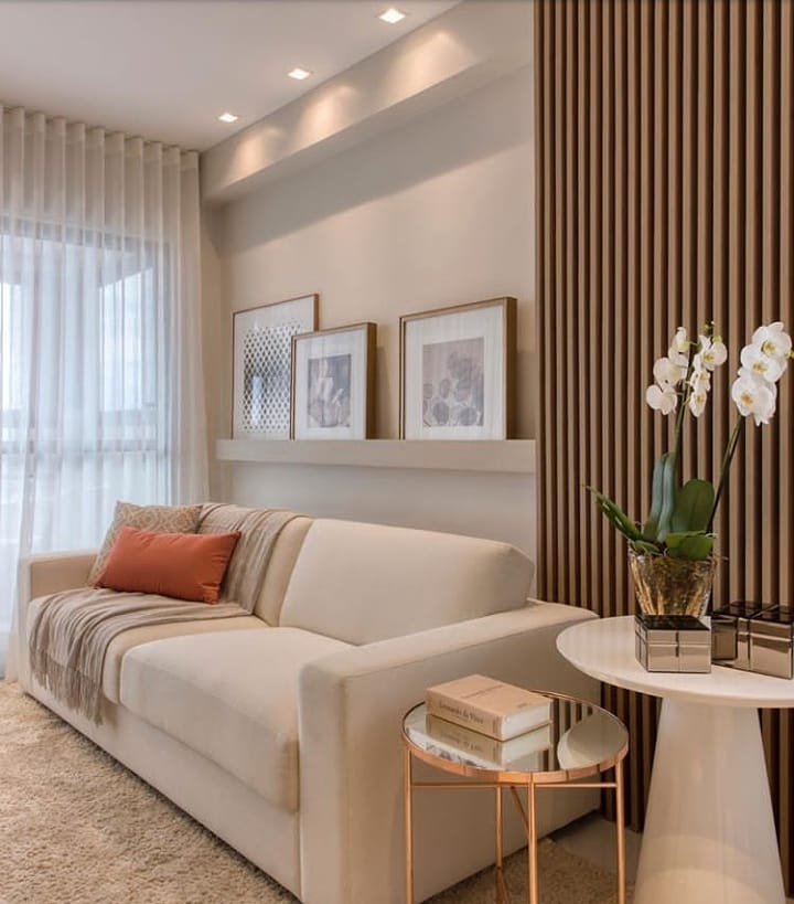 Minimalismo Elegante: Sala de TV com Cores Neutras e Design Clean - inspiração