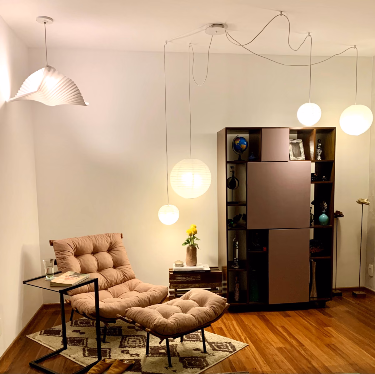 Iluminação Aconchegante: Destaque com Cordões de Luz e Arandelas - detalhe