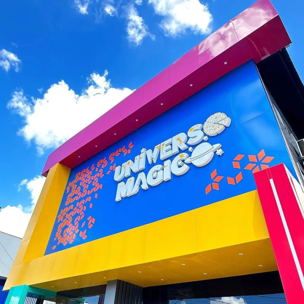 Fachada em ACM Colorido: Personalidade e Estilo Vibrante - detalhe