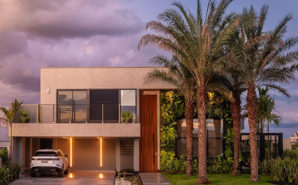 Fachada com Jardim Vertical e Iluminação Linear - ideia