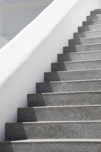 Escada Imponente com Degraus em Granito Cinza - inspiração