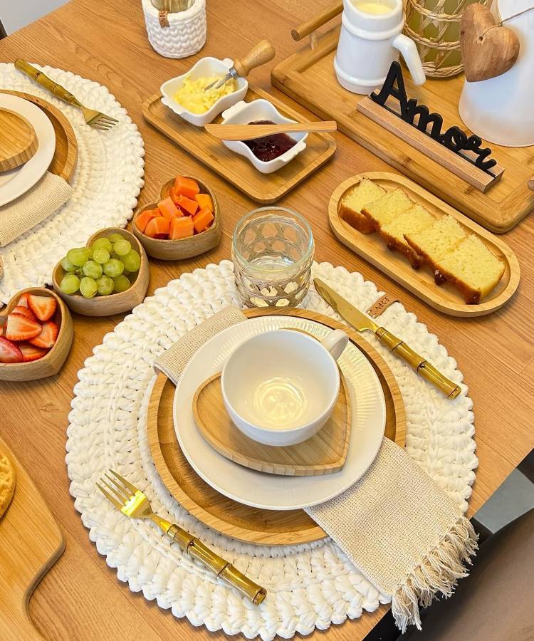 Mesa Posta Minimalista com Toques de Cor Vibrante - ideia