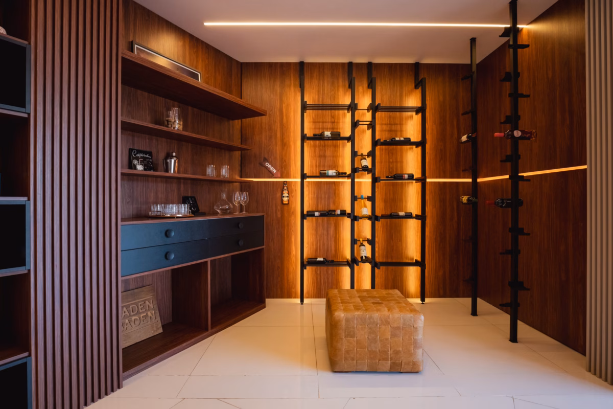 Elegância embutida: Adega planejada sob medida - detalhe