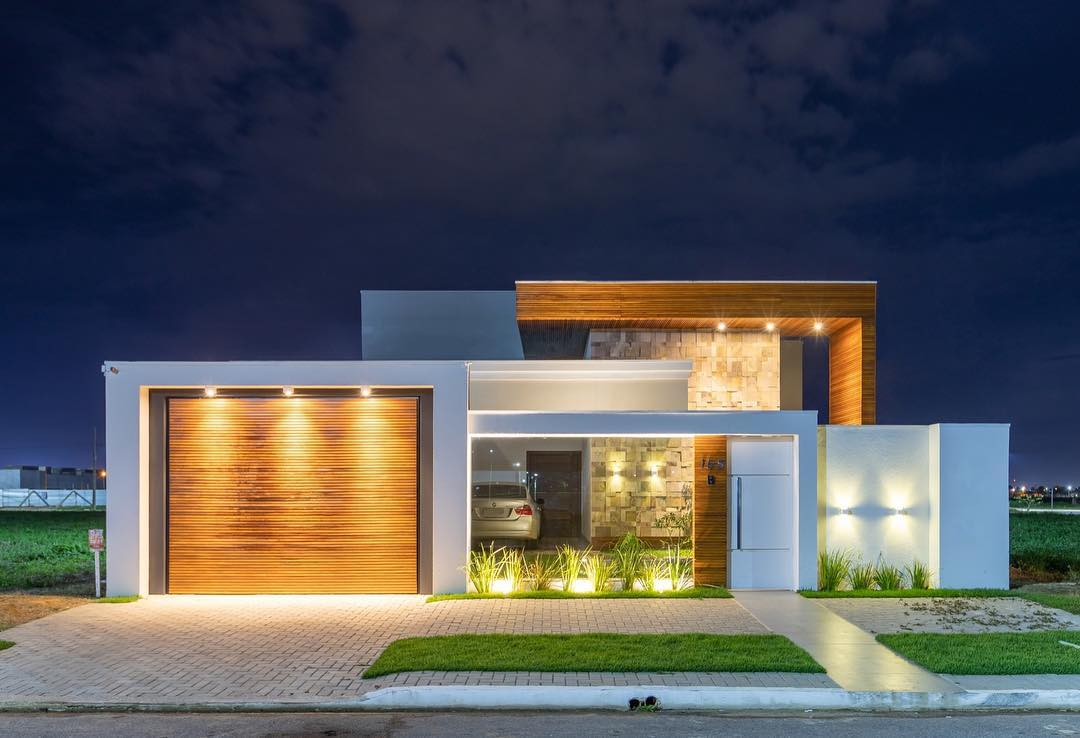 Muro com Revestimento Amadeirado e Arandelas: Aconchego Contemporâneo - ideia