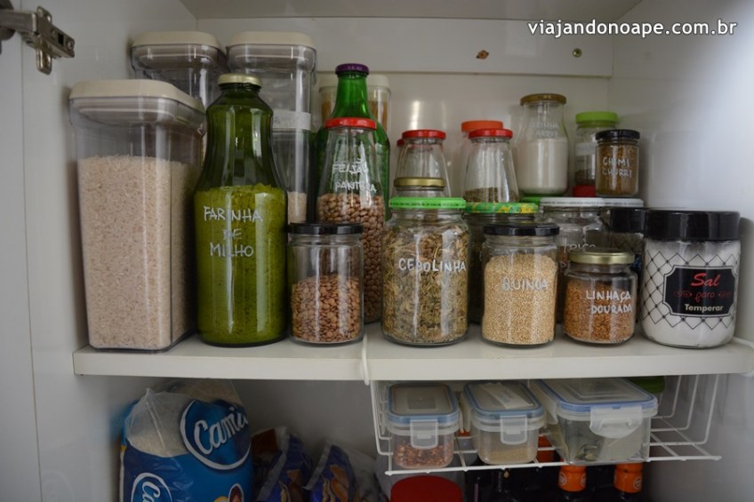 Potes de Vidro Coloridos para Alegrar e Organizar Sua Despensa - inspiração