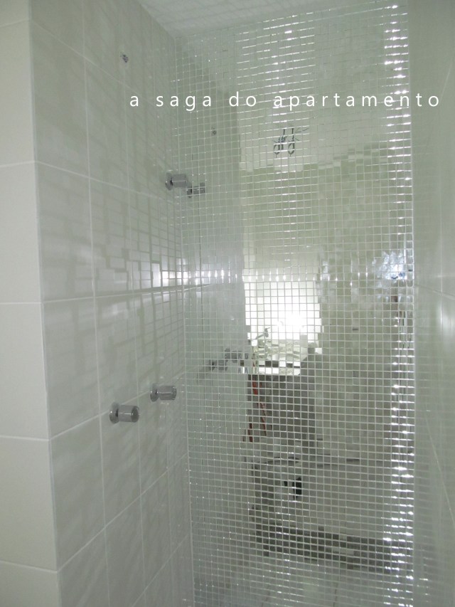 Pastilhas Espelhadas: Amplie e Ilumine Seu Banheiro - ideia