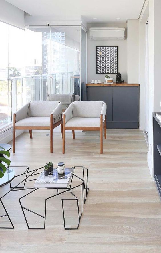 Rodapés Escuros + Piso Amadeirado Claro: Contraste Sofisticado e Acolhedor - detalhe