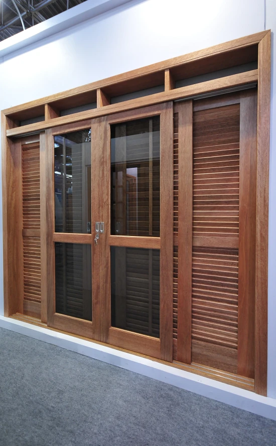Porta de Correr em Madeira e Vidro: Integração e Luminosidade - ideia