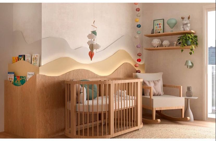 Quarto de Bebê Pequeno com Paleta de Cores Neutras e Toques de Madeira - detalhe