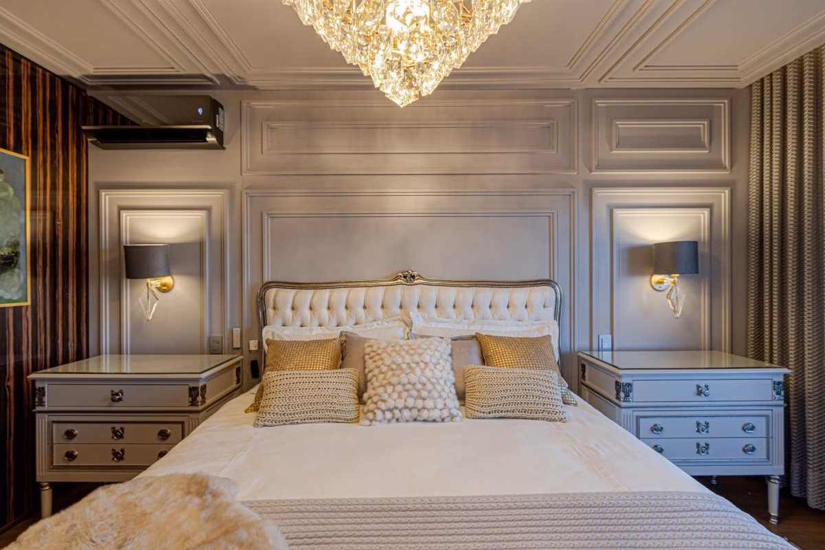 Elegância Clássica: Quarto com Boiseries, Lustre e Cores Neutras - ideia
