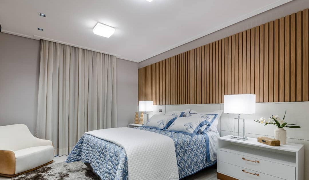 Quarto de Casal Moderno com Painel Ripado de Madeira - ideia
