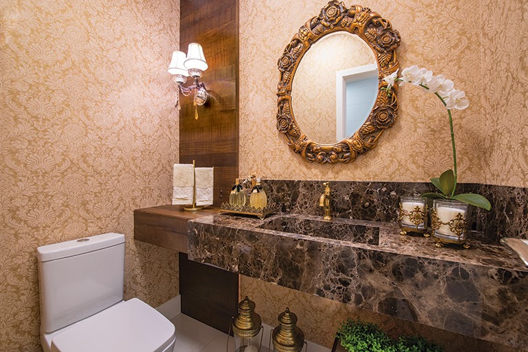 Lavabo Romântico: Papel de Parede Floral e Espelho Vintage - detalhe