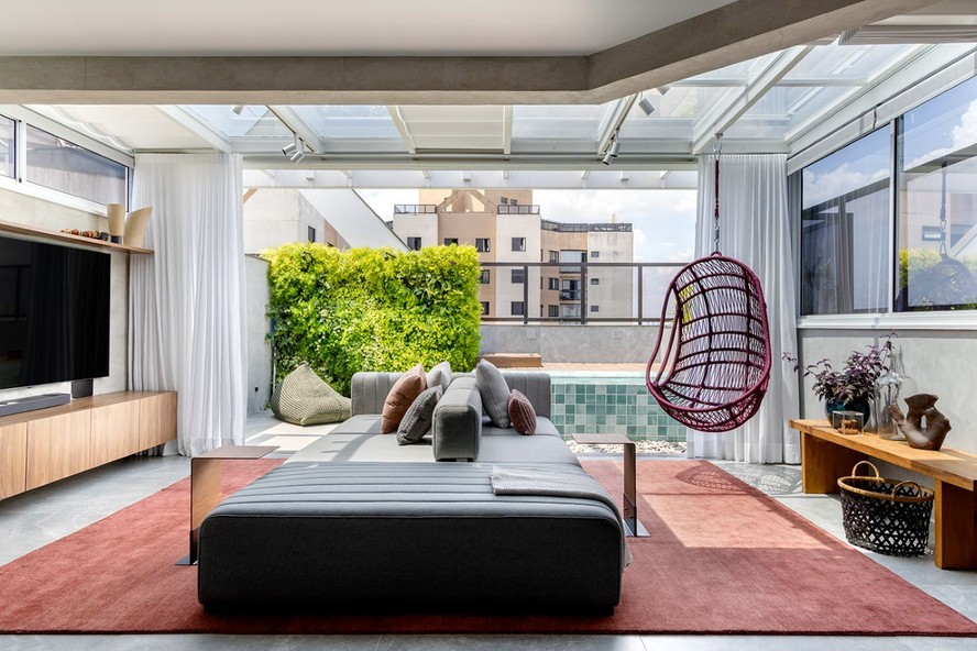 Sacada de Vidro e Jardins Verticais: Um Oasis Urbano em Casa - ideia