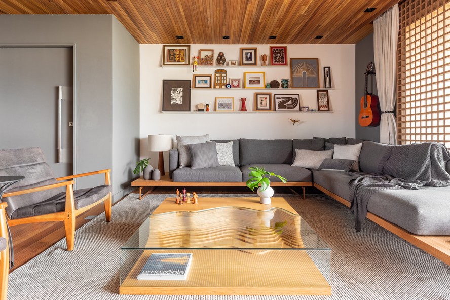 Com Sofá Modular Cinza e Acessórios de Design - detalhe