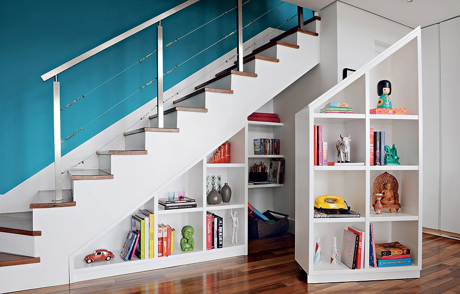 Aproveitando o Espaço: Escada com Estante Embutida para Livros - inspiração