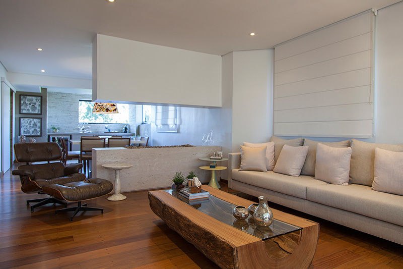 Piso de Madeira com Acabamento Envernizado e Lareira: Aconchego e Charme Clássico - inspiração