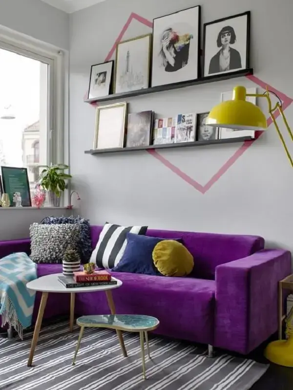 Sofá Roxo Ametista com Decoração Minimalista: Sofisticação e Calmaria - ideia