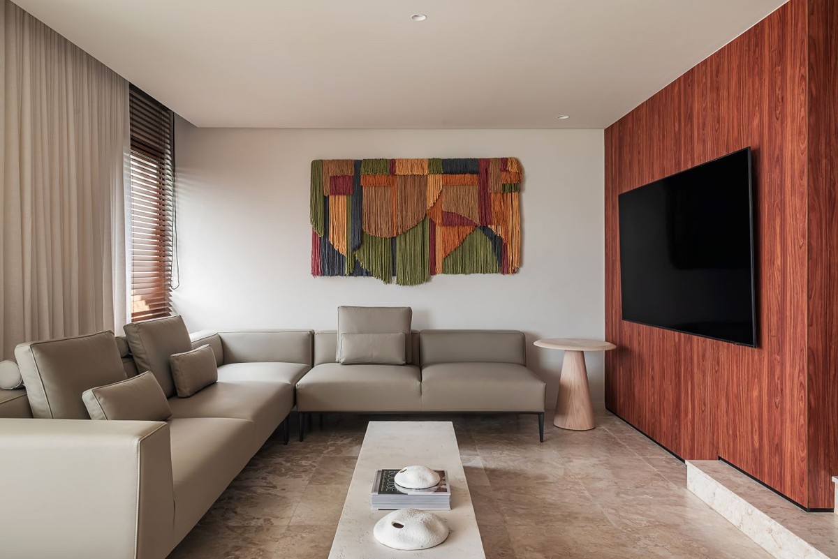 Minimalismo com Personalidade: Sala de Estar com Uma Única Obra de Arte Impactante - detalhe