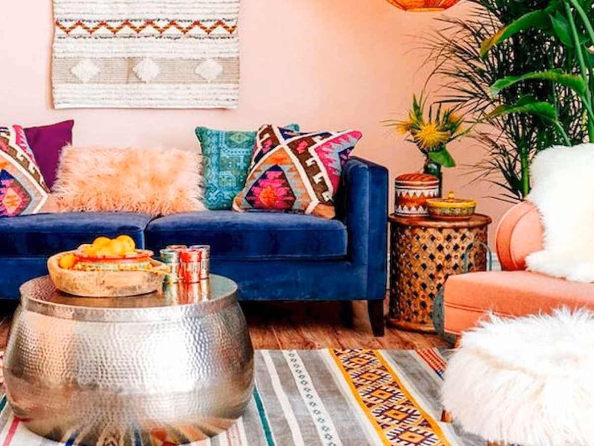 Boho Chic Descomplicado: Sala de Estar Simples com Almofadas Coloridas e Texturas - inspiração