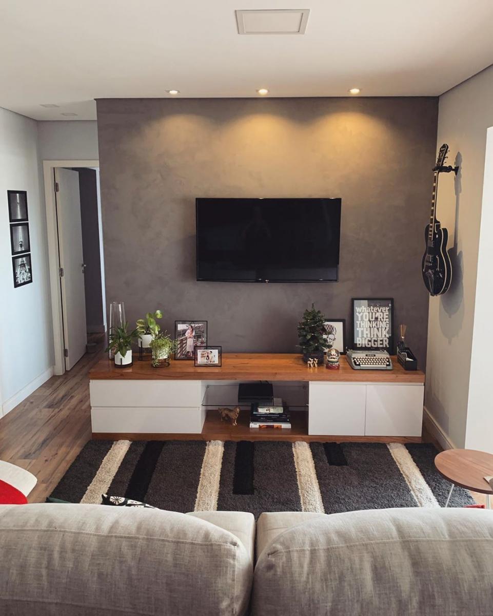 Elegância Urbana: Sala de TV Decorada com Cimento Queimado e Toques Industriais - ideia
