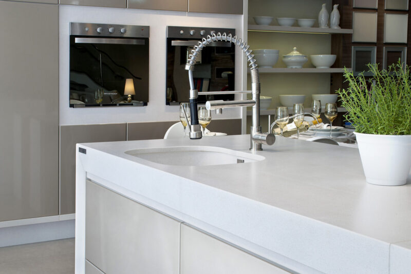 Banheiro dos Sonhos com Silestone Branco White Storm e Detalhes em Madeira - detalhe