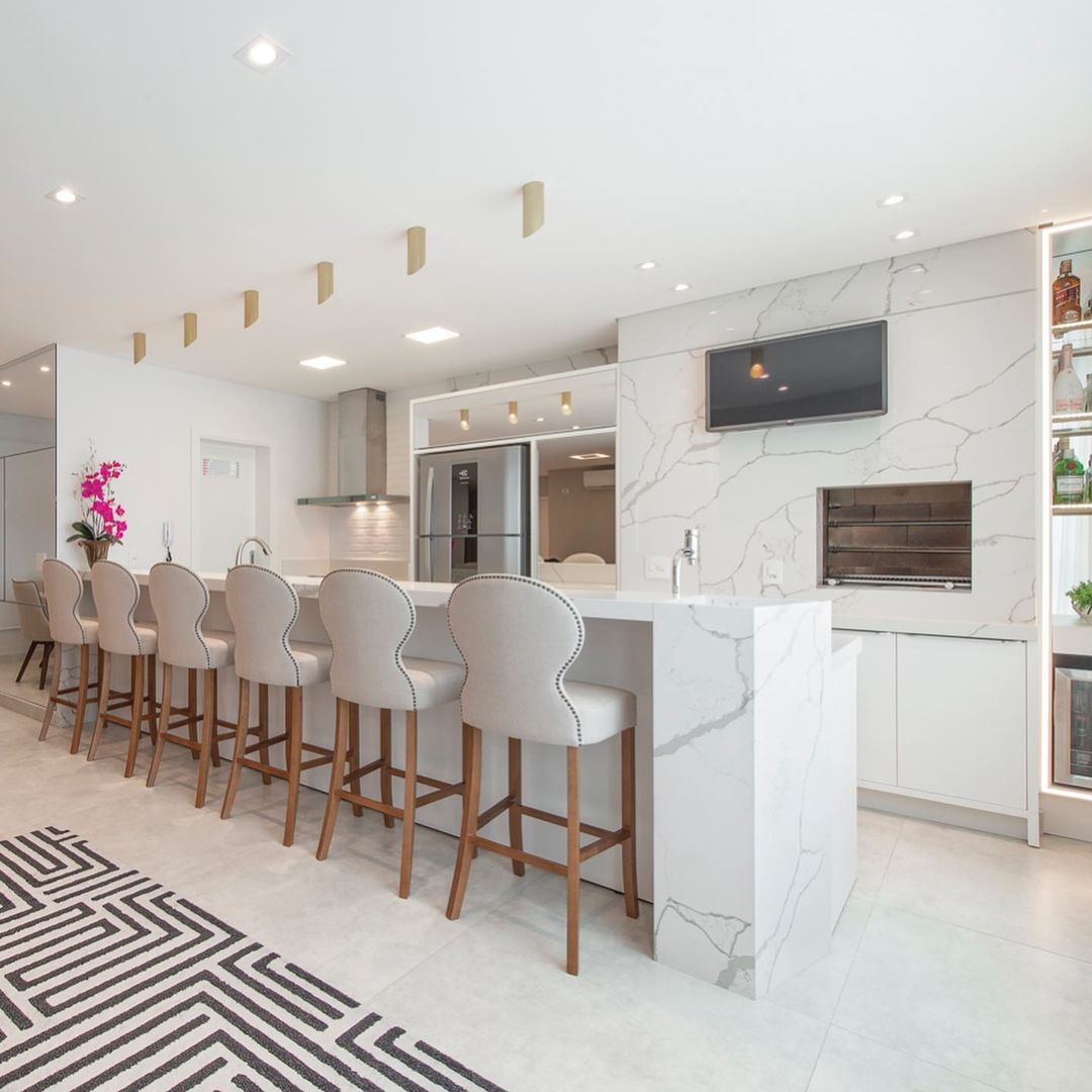 Espaço Gourmet Externo com Churrasqueira Revestida em Silestone Branco e Detalhes em Tijolinho - inspiração
