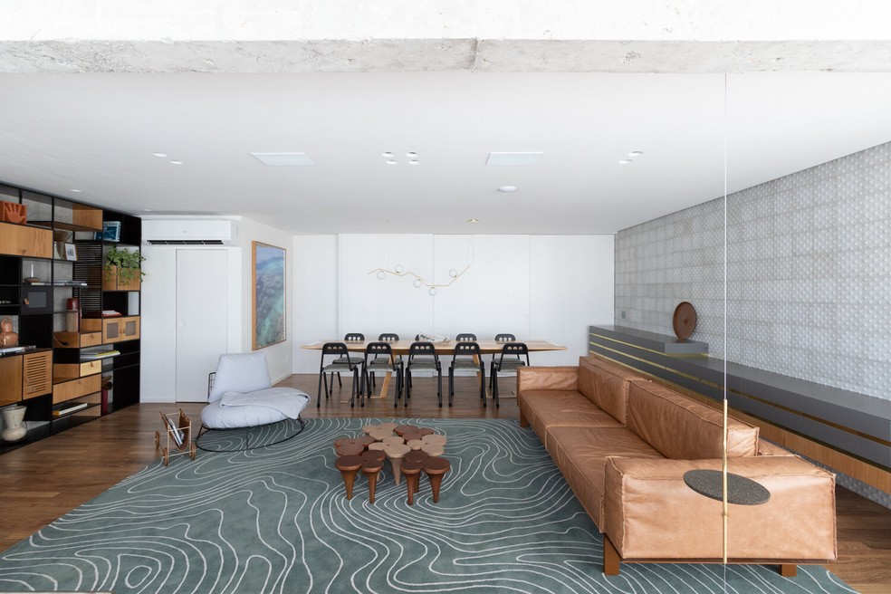 Sofá de Couro Preto em Ambientes Modernos: Elegância Minimalista - detalhe