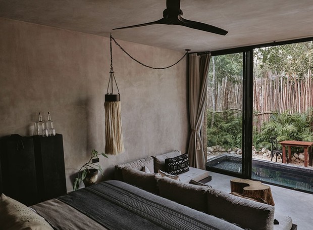 Suíte Inspirada na Natureza com Jardim Vertical e Detalhes Rústicos - inspiração