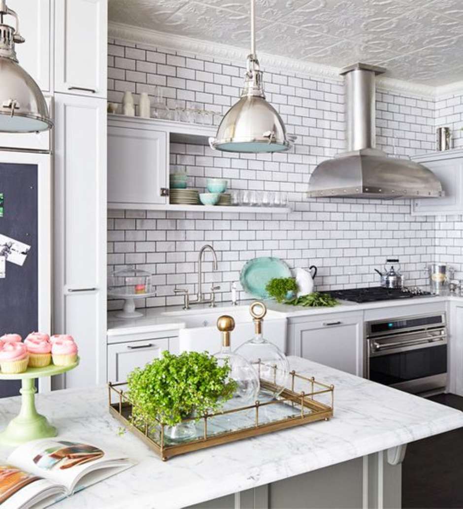 Cozinha Moderna com Tijolinho Branco: Clean e Atemporal - ideia