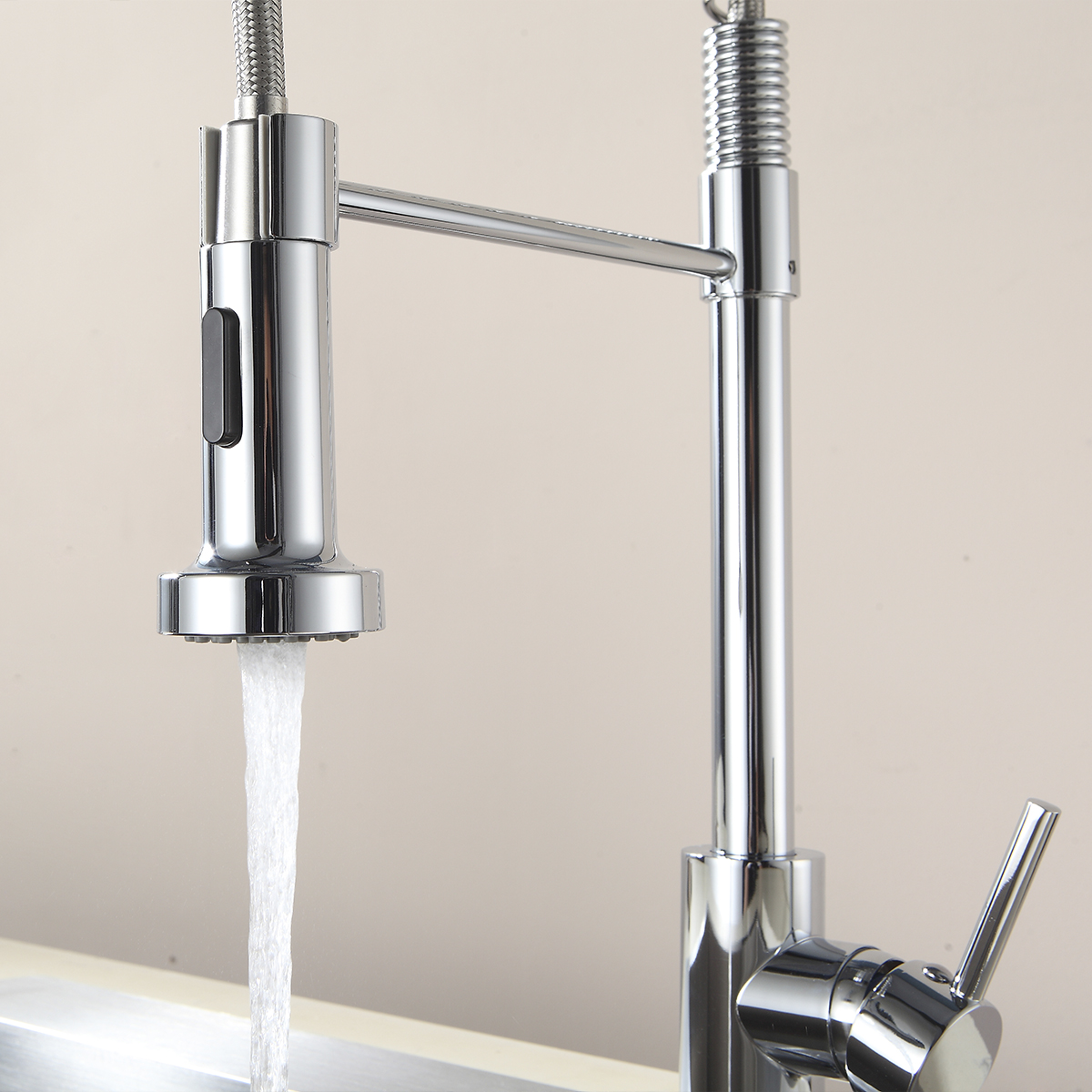 Com Bica Alta e Flexível para Facilitar a Limpeza - detalhe