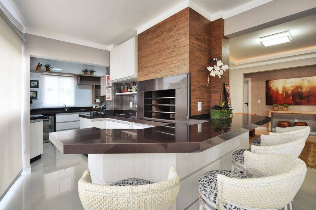 Varanda Gourmet Decorada com Mobiliário Modular e Cores Vibrantes: Adaptabilidade e Alegria! - inspiração