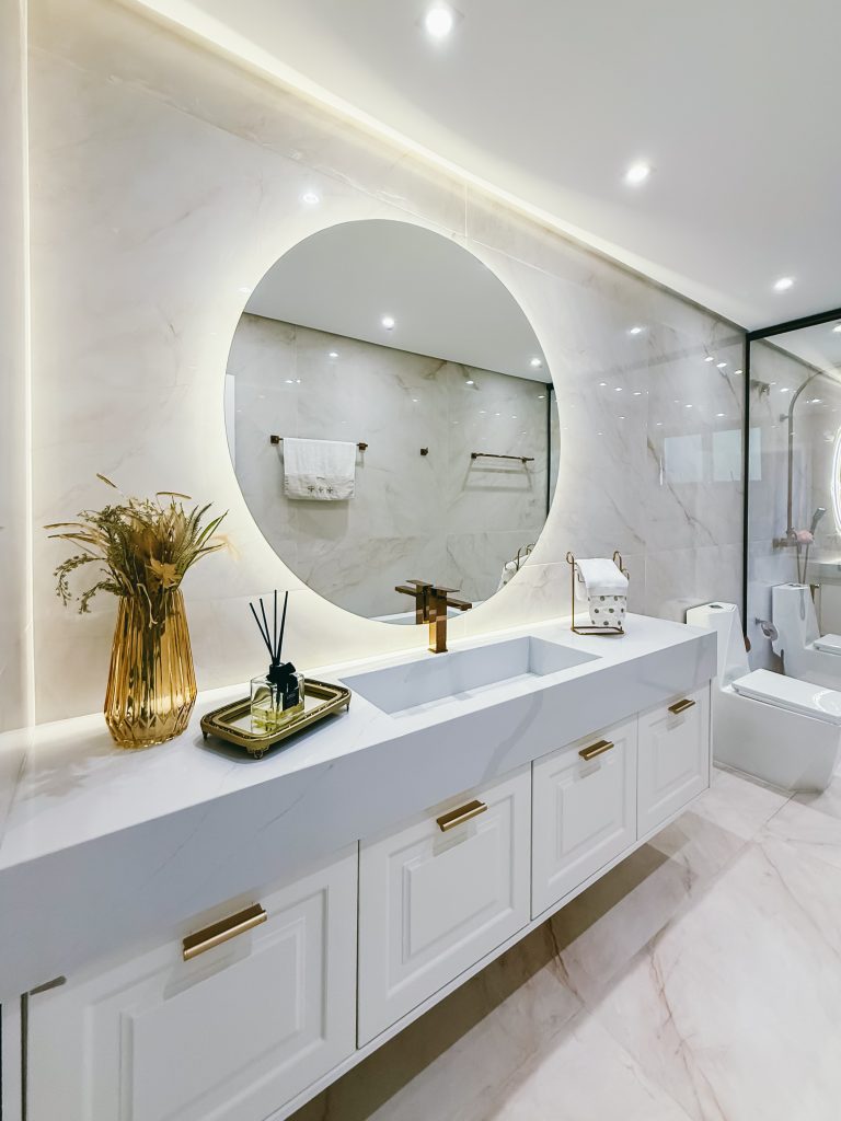 Com Metais Dourados: Brilho Sutil e Refinado - detalhe