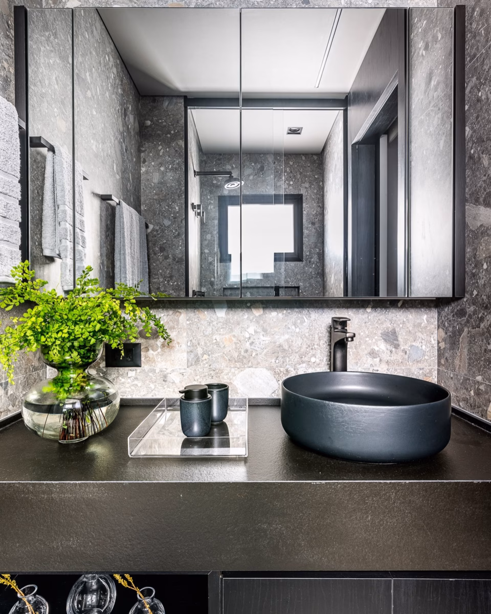 Bancada de Granito Preto São Gabriel com Acabamento Escovado: Luxo Discreto - ideia