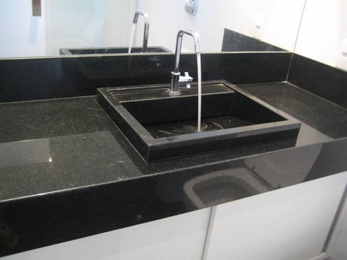 Bancada de Granito Preto São Gabriel com Acabamento Escovado: Luxo Discreto - detalhe