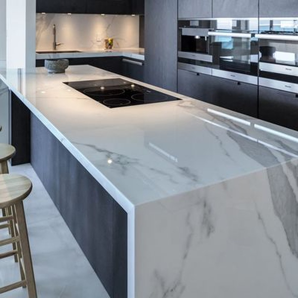 Bancada Suspensa de Porcelanato: Leveza e Modernidade - inspiração