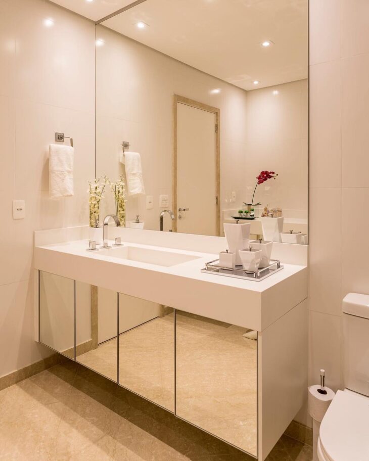 Banheiro Moderno com Espelho Ampliado e Iluminação Embutida - inspiração