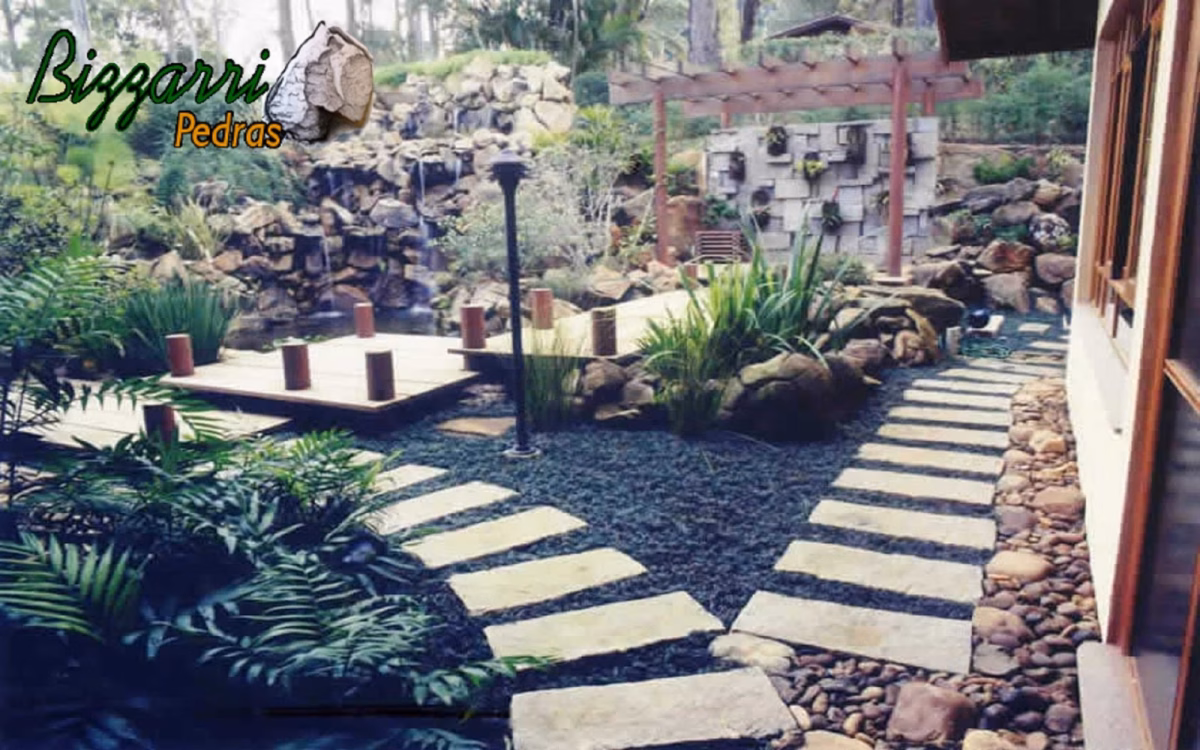 Pedras Pisantes Geométricas em Contraste com Grama Esmeralda: Modernidade Natural - detalhe