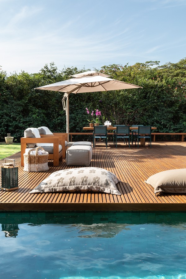 Com Deck de Madeira e Espreguiçadeiras: Relaxamento à beira da piscina - ideia