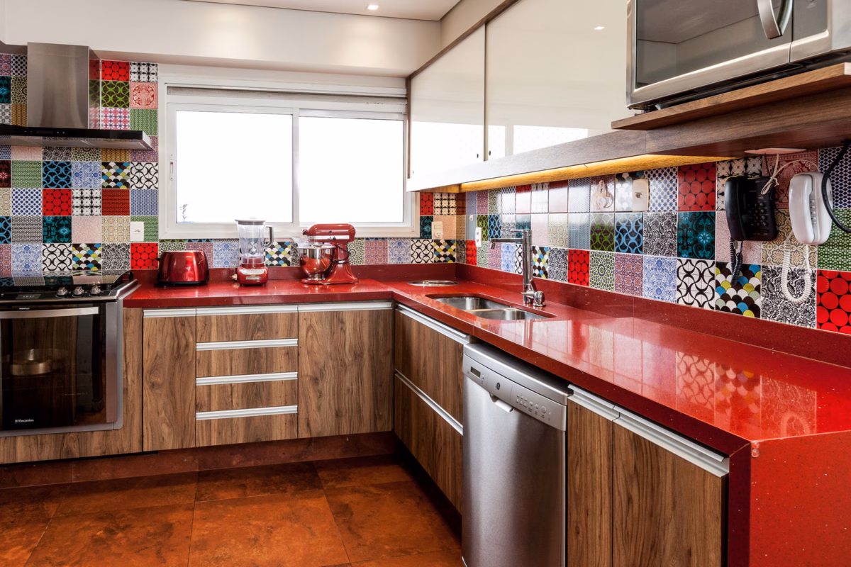 Com Bancada de Madeira Maciça e Cadeiras Coloridas - ideia