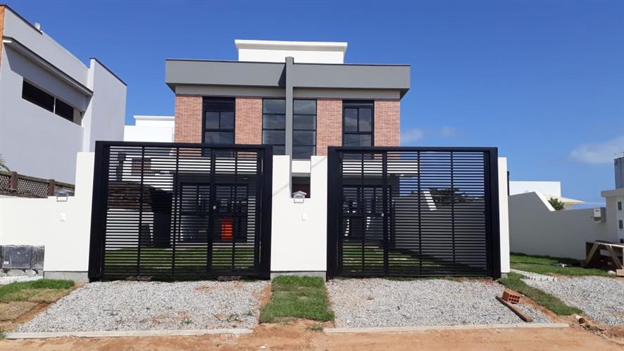 Portão Desempenado com Design Minimalista e Aberturas Geométricas: Toque Contemporâneo - inspiração