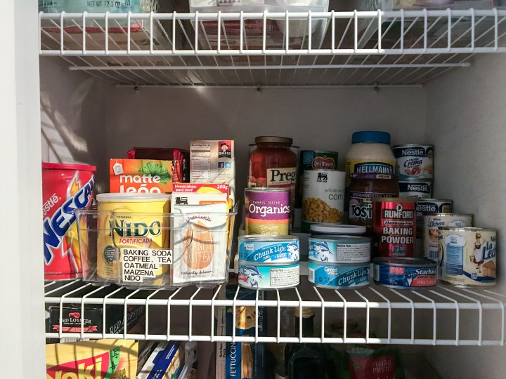 Despensa Colorida com Caixas Plásticas Vibrantes - inspiração