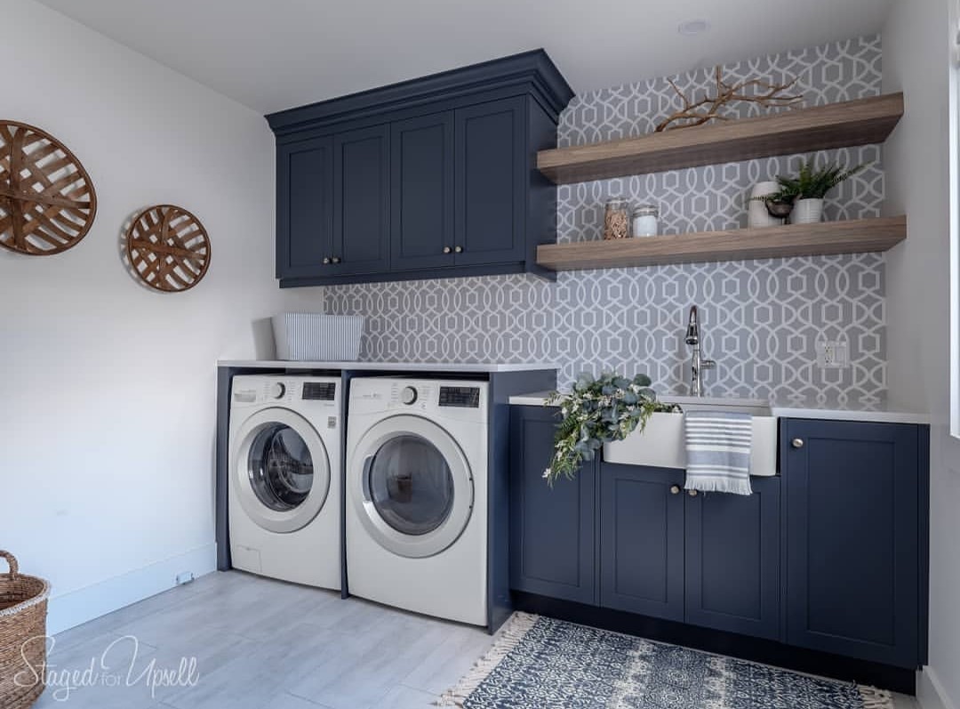 Lavanderia Vibrante com Azulejos Coloridos e Detalhes Retrô - detalhe