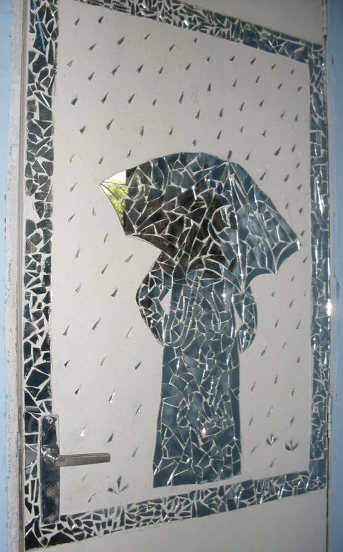 Mosaico de Espelhos Quebrados: Arte e Reutilização em Uma Peça - ideia